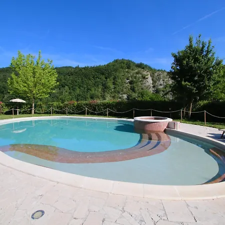 Mansion In Near And Pool بيت للعطل